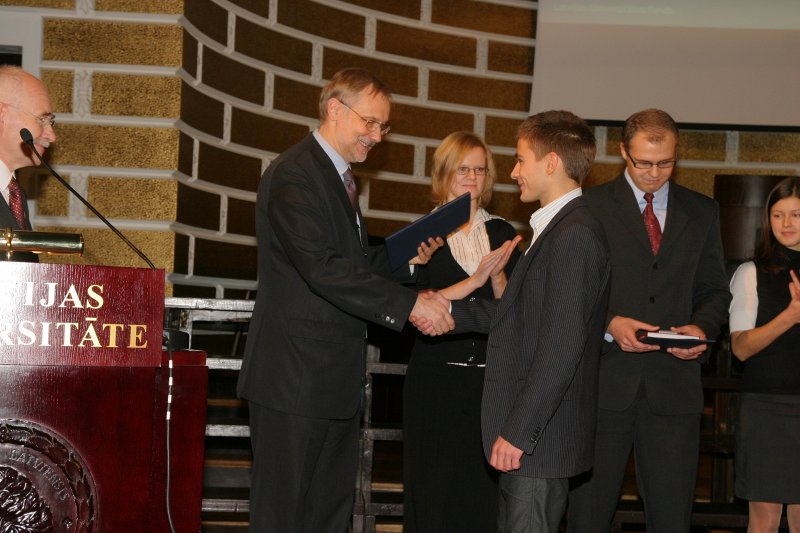 LU Fonda 2009./2010.ak.g. stipendiātu sumināšana. LU rektors Mārcis Auziņš sveic Morberga stipendijas ieguvēju Sergeju Spitānu.