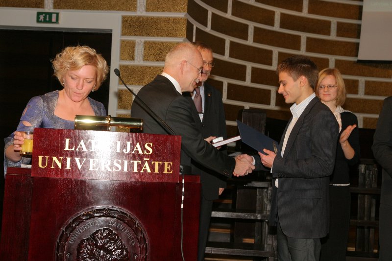 LU Fonda 2009./2010.ak.g. stipendiātu sumināšana. LU Fonda valdes priekšsēdētājs prof. Ivars Lācis sveic Morberga stipendijas ieguvēju Sergeju Spitānu.