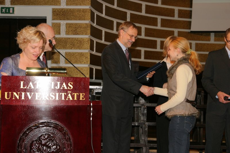 LU Fonda 2009./2010.ak.g. stipendiātu sumināšana. LU rektors Mārcis Auziņš sveic Morberga stipendijas ieguvēju Darju Svirinu.