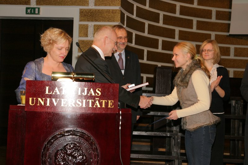 LU Fonda 2009./2010.ak.g. stipendiātu sumināšana. LU Fonda valdes priekšsēdētājs prof. Ivars Lācis sveic Morberga stipendijas ieguvēju Darju Svirinu.