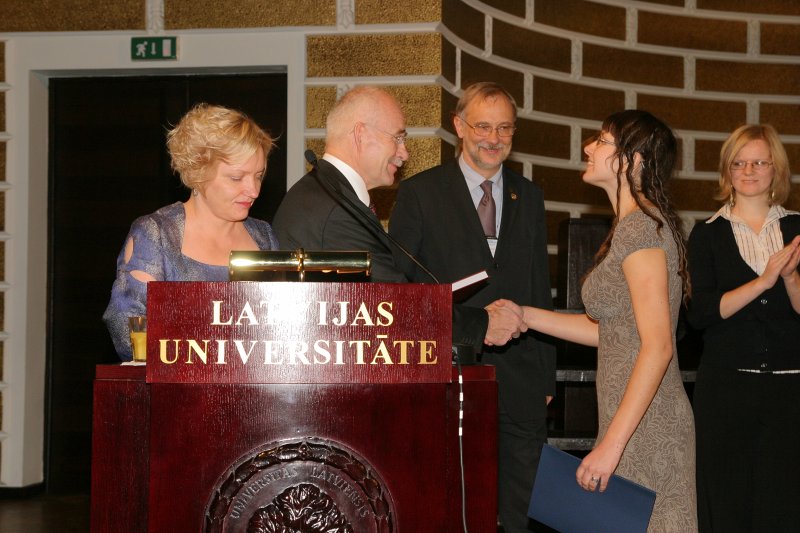 LU Fonda 2009./2010.ak.g. stipendiātu sumināšana. LU Fonda valdes priekšsēdētājs prof. Ivars Lācis sveic Morberga stipendijas ieguvēju Sabīni Trēdi.