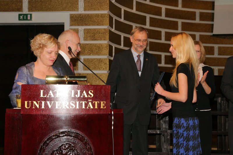 LU Fonda 2009./2010.ak.g. stipendiātu sumināšana. LU rektors Mārcis Auziņš sveic Morberga stipendijas ieguvēju Aneti Ugaini.