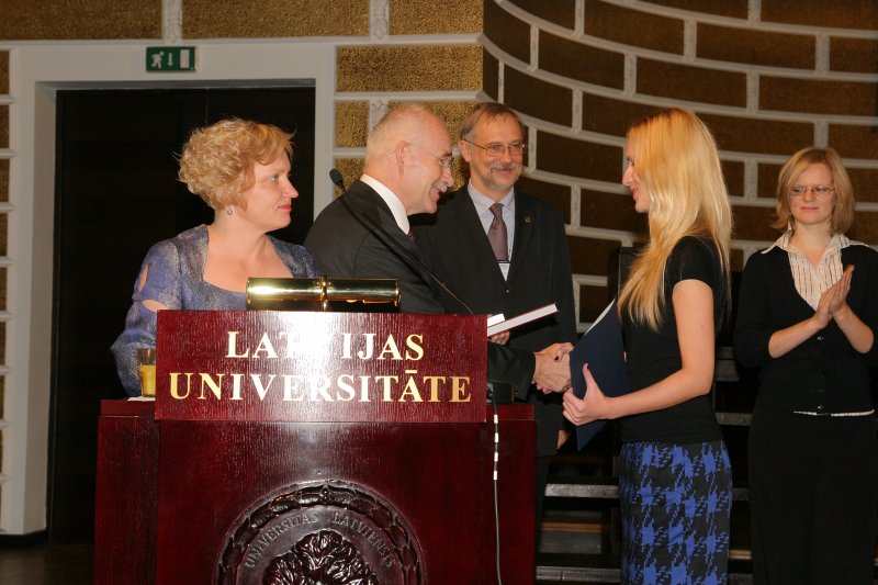 LU Fonda 2009./2010.ak.g. stipendiātu sumināšana. LU Fonda valdes priekšsēdētājs prof. Ivars Lācis sveic Morberga stipendijas ieguvēju Aneti Ugaini.