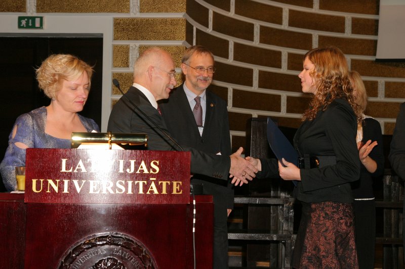 LU Fonda 2009./2010.ak.g. stipendiātu sumināšana. LU Fonda valdes priekšsēdētājs prof. Ivars Lācis sveic Morberga stipendijas ieguvēju Kristīni Vībani.
