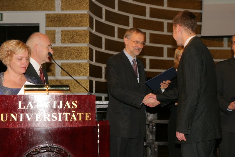 LU Fonda 2009./2010.ak.g. stipendiātu sumināšana. LU rektors Mārcis Auziņš sveic Morberga stipendijas ieguvēju Romānu Vīķi.
