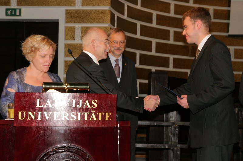 LU Fonda 2009./2010.ak.g. stipendiātu sumināšana. LU Fonda valdes priekšsēdētājs prof. Ivars Lācis sveic Morberga stipendijas ieguvēju Romānu Vīķi.