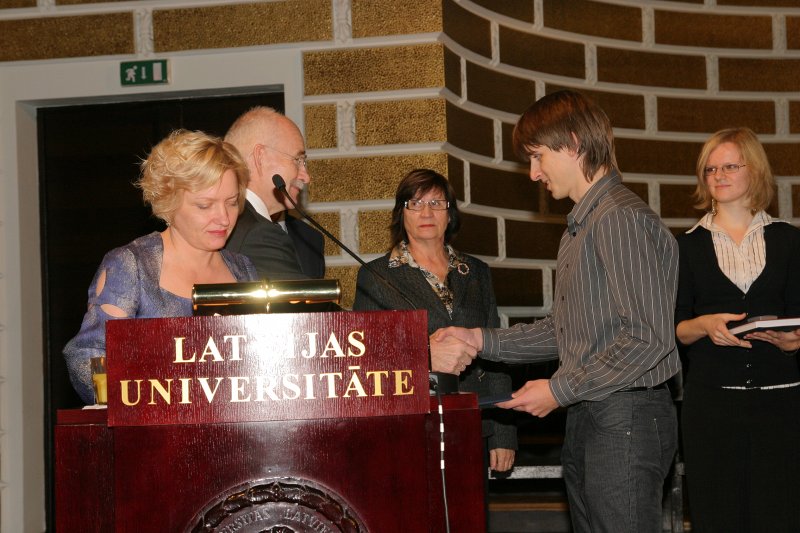 LU Fonda 2009./2010.ak.g. stipendiātu sumināšana. LU Fonda valdes priekšsēdētājs prof. Ivars Lācis sveic Morberga inženierzinātņu stipendijas ieguvēju RTU studentu Artjomu Samsonovu.