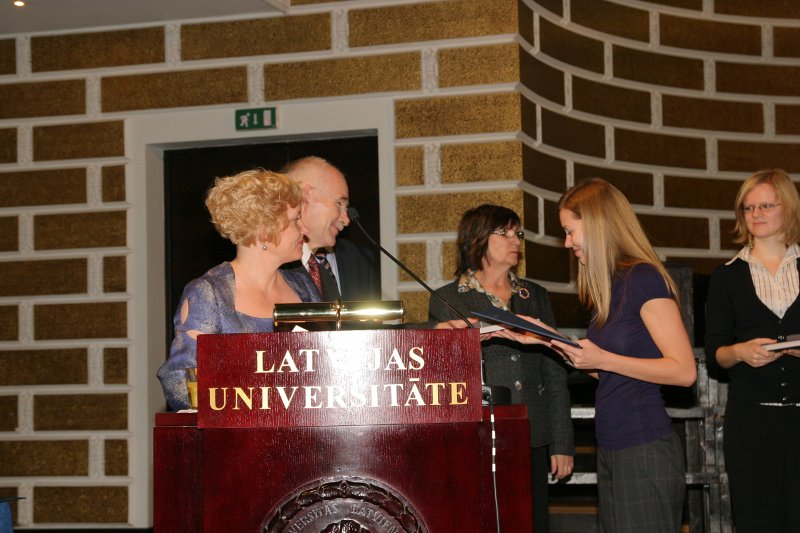 LU Fonda 2009./2010.ak.g. stipendiātu sumināšana. LU Fonda valdes priekšsēdētājs prof. Ivars Lācis sveic Morberga inženierzinātņu stipendijas ieguvēju RTU studenti Lauru Lauderi.