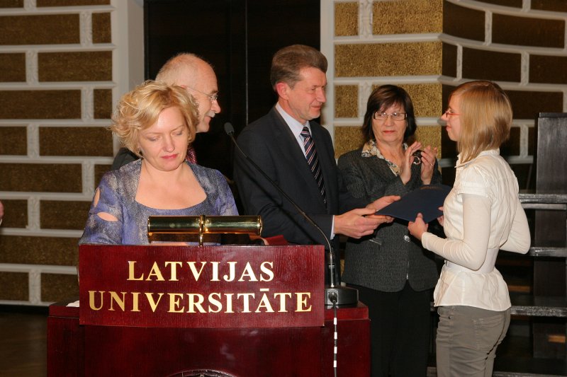 LU Fonda 2009./2010.ak.g. stipendiātu sumināšana. RTU mācību prorektors prof. Uldis Sukovskis sveic Morberga inženierzinātņu stipendijas ieguvēju RTU studenti Līvu Dzeni.