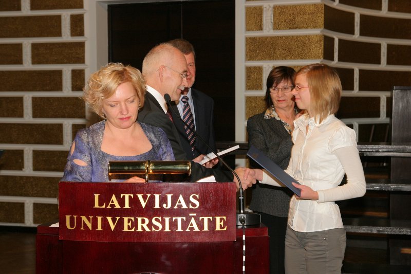 LU Fonda 2009./2010.ak.g. stipendiātu sumināšana. LU Fonda valdes priekšsēdētājs prof. Ivars Lācis sveic Morberga inženierzinātņu stipendijas ieguvēju RTU studenti Līvu Dzeni.