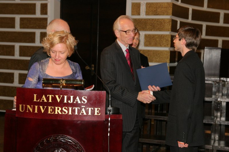 LU Fonda 2009./2010.ak.g. stipendiātu sumināšana. Mecentāts Guntis Bērziņš sveic Ernesta Felsberga piemiņas stipendijas ieguvēju Staņislavu Šeiko.