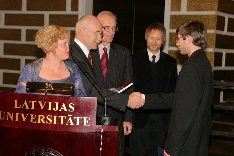 LU Fonda 2009./2010.ak.g. stipendiātu sumināšana. LU Fonda valdes priekšsēdētājs prof. Ivars Lācis sveic Ernesta Felsberga piemiņas stipendijas ieguvēju Staņislavu Šeiko.