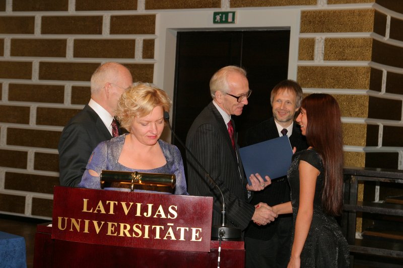 LU Fonda 2009./2010.ak.g. stipendiātu sumināšana. Mecentāts Guntis Bērziņš sveic Ernesta Felsberga piemiņas stipendijas ieguvēju Evelīnu Zilgalvi.