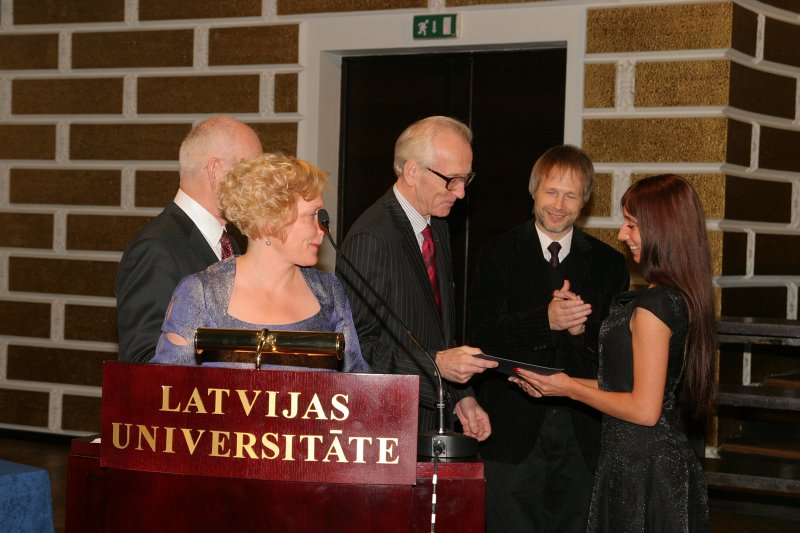LU Fonda 2009./2010.ak.g. stipendiātu sumināšana. Mecentāts Guntis Bērziņš sveic Ernesta Felsberga piemiņas stipendijas ieguvēju Evelīnu Zilgalvi.