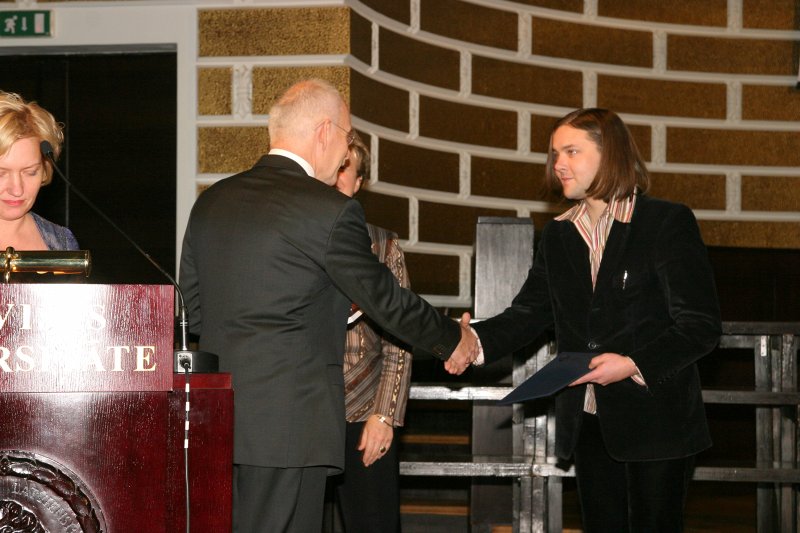 LU Fonda 2009./2010.ak.g. stipendiātu sumināšana. LU Fonda valdes priekšsēdētājs prof. Ivars Lācis sveic Alfrēda Bīlmaņa piemiņas stipendijas ieguvēju Aināru Sauku.