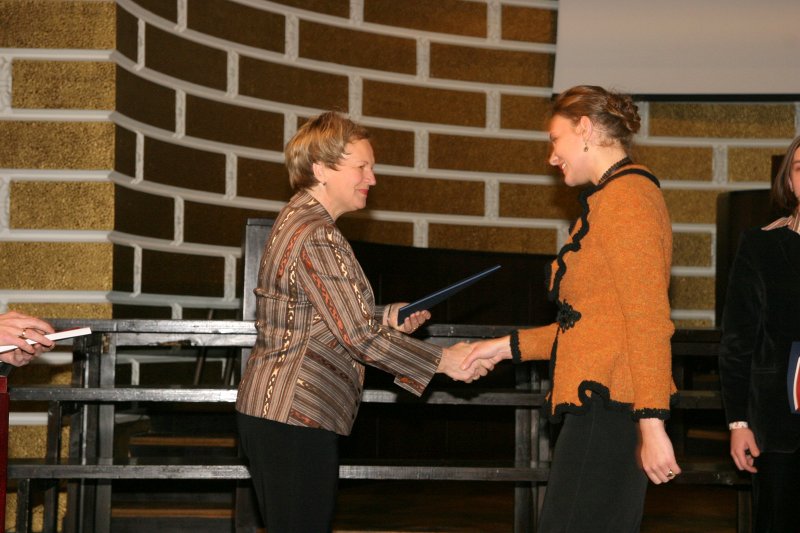 LU Fonda 2009./2010.ak.g. stipendiātu sumināšana. Profesore Inta Brikše sveic Alfrēda Bīlmaņa piemiņas stipendijas ieguvēju Inesi Grumolti.