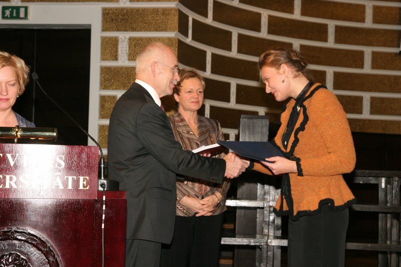 LU Fonda 2009./2010.ak.g. stipendiātu sumināšana. LU Fonda valdes priekšsēdētājs prof. Ivars Lācis un profesore Inta Brikše sveic Alfrēda Bīlmaņa piemiņas stipendijas ieguvēju Inesi Grumolti.