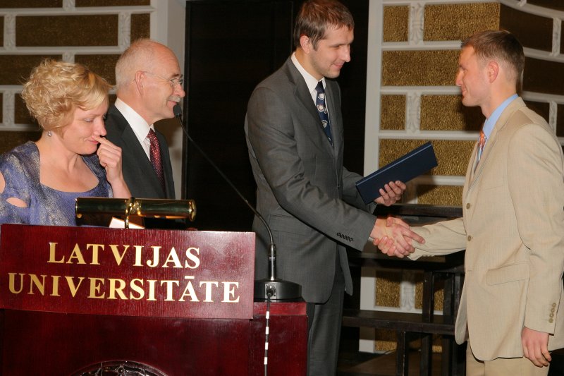 LU Fonda 2009./2010.ak.g. stipendiātu sumināšana. LU Fonda valdes priekšsēdētājs prof. Ivars Lācis un SIA 'Groglass' pāsrtāvis Guntis Mārciņš sveic Cietvielu fizikas stipendijas ieguvēju Edgaru Nitišu.