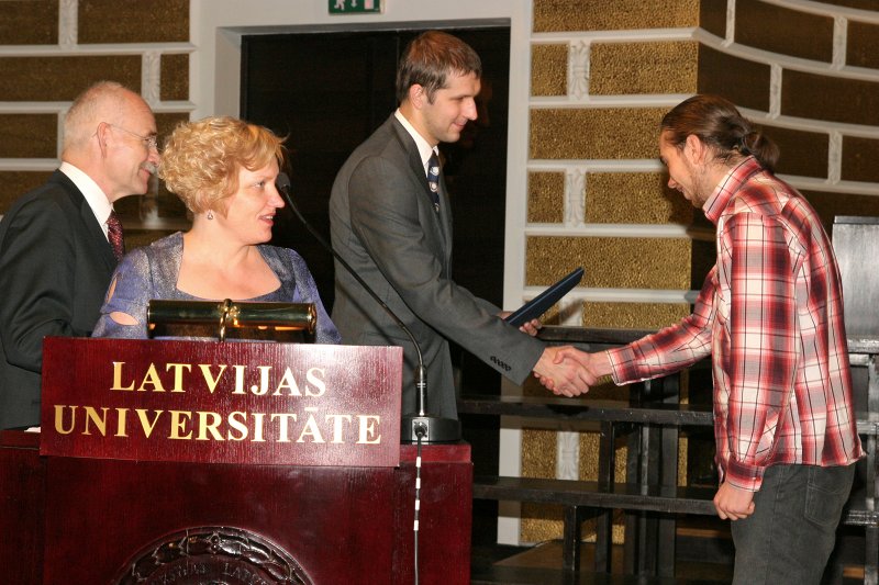 LU Fonda 2009./2010.ak.g. stipendiātu sumināšana. SIA 'Groglass' pāsrtāvis Guntis Mārciņš sveic Cietvielu fizikas stipendijas ieguvēju Pāvelu Nazarovu.