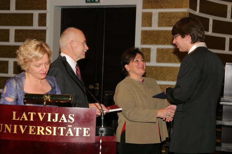 LU Fonda 2009./2010.ak.g. stipendiātu sumināšana. LU Fonda valdes priekšsēdētājs prof. Ivars Lācis un AS 'Sentor Farm Aptiekas' pārstāve Svetlana Grenge sveic stipendijas ieguvēju Jāni Kurloviču.