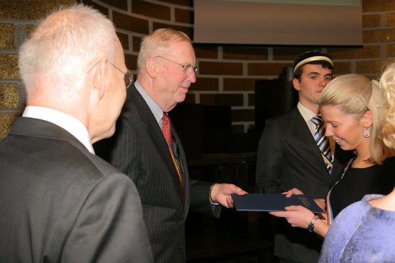 LU Fonda 2009./2010.ak.g. stipendiātu sumināšana. LU Fonda valdes priekšsēdētājs prof. Ivars Lācis un 
studentu korporācijas 'Lettonia' Filistru palīdzības biedrības valdes loceklis Roberts Rūsis 
sveic Armīna Rūša piemiņas stipendijas ieguvēju 
Laimu Matuzāli.