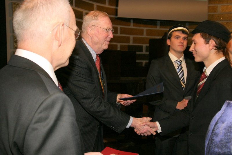 LU Fonda 2009./2010.ak.g. stipendiātu sumināšana. LU Fonda valdes priekšsēdētājs prof. Ivars Lācis un 
studentu korporācijas 'Lettonia' Filistru palīdzības biedrības valdes loceklis Roberts Rūsis 
sveic Armīna Rūša piemiņas stipendijas ieguvēju 
Andreju Jeršovu.