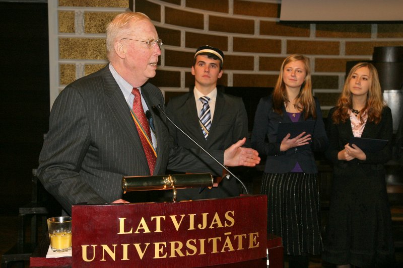 LU Fonda 2009./2010.ak.g. stipendiātu sumināšana. Priekšplānā - 
studentu korporācijas 'Lettonia' Filistru palīdzības biedrības valdes loceklis Roberts Rūsis.