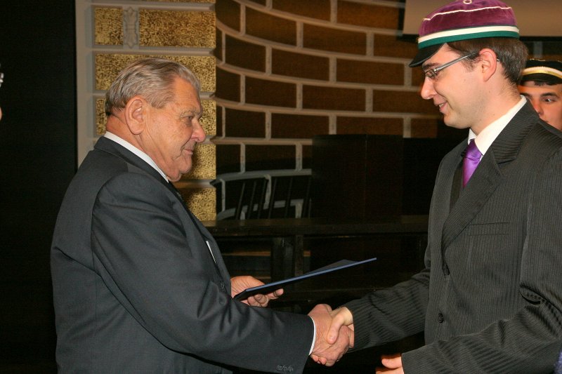 LU Fonda 2009./2010.ak.g. stipendiātu sumināšana. Uzņēmējs Jānis Vējiņš  
sveic Vējiņu ģimenes piemiņas stipendijas ieguvēju 
Jāni Arāju.
