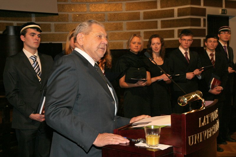 LU Fonda 2009./2010.ak.g. stipendiātu sumināšana. Priekšplānā - uzņēmējs, mecenāts Jānis Vējiņš.