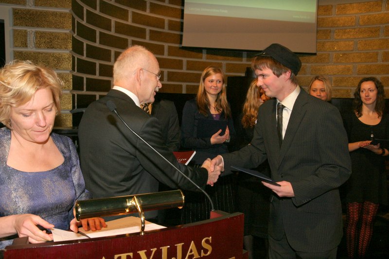 LU Fonda 2009./2010.ak.g. stipendiātu sumināšana. LU Fonda valdes priekšsēdētājs prof. Ivars Lācis 
sveic Studentu korporācijas 'Lettonia' akadēmiskā stipendijas ieguvēju 
Arvilu Zeltiņu.