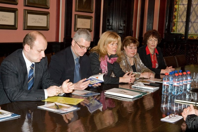 Sanktpēterburgas delegācijas tikšanās ar Latvijas Universitātes rektoru Mārci Auziņu. null