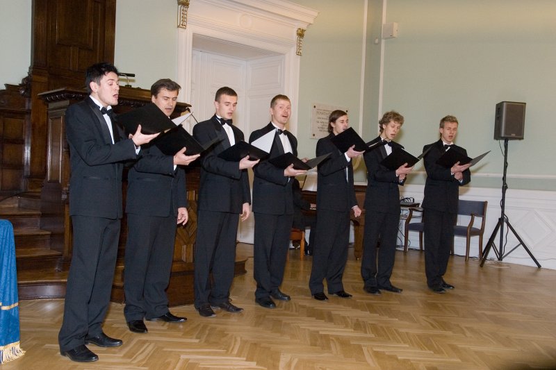 Latvijas Republikas proklamēšanas 91. gadadienai veltīts pasākums. Dzied LU deju kolektīva 'Dancis' vokālā grupa.