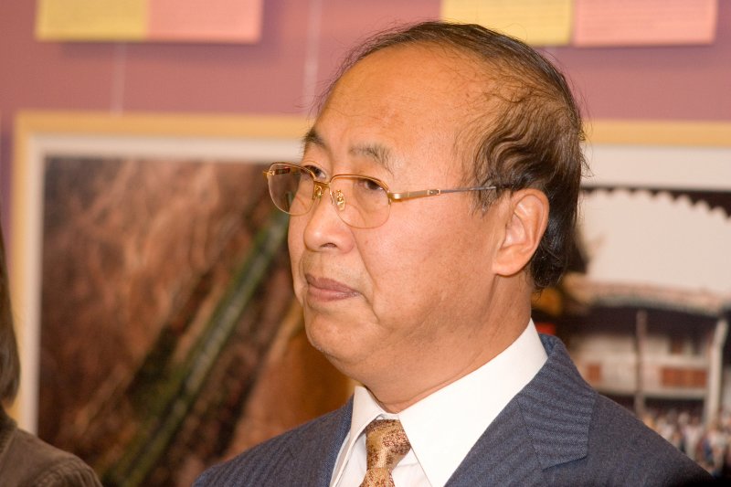 Foto izstādes 'Ķīnas kaleidoskops' atklāšana. Ķīnas Tautas Republikas vēstnieks Latvijā Čens Vendzju (Cheng Wenju).