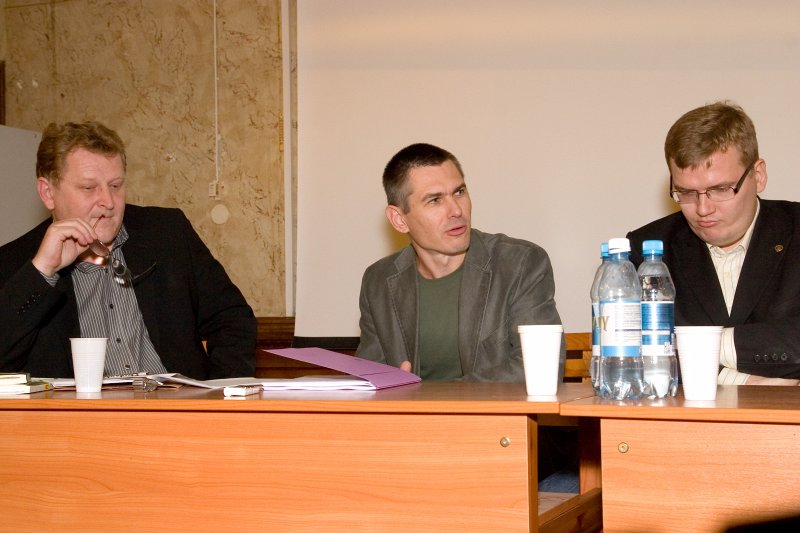Publiskā diskusija par humanitārajām zinātnēm Latvijā un Eiropā. No kreisās:
diskusijas vadītājs prof. Igors Šuvajevs; 
LU VFF lektors Andris Levāns; 
LU Attīstības un plānošanas departamenta Stratēģijas nodaļas vadītājs Juris Pūce.