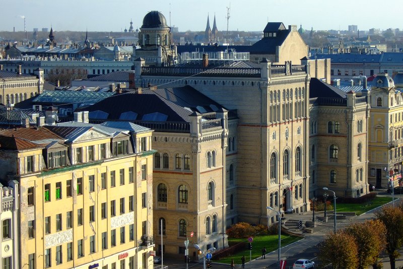 Latvijas Universitātes galvenā ēka (skats no Brīvības pieminekļa). null