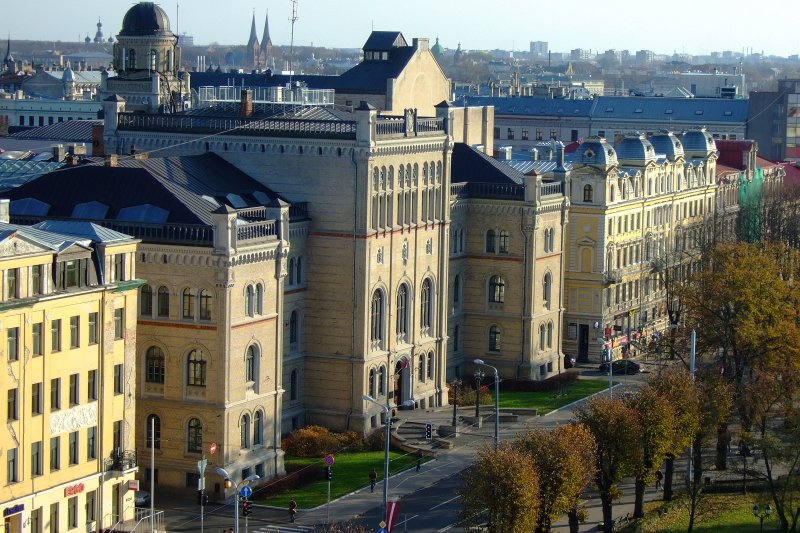 Latvijas Universitātes galvenā ēka (skats no Brīvības pieminekļa). null