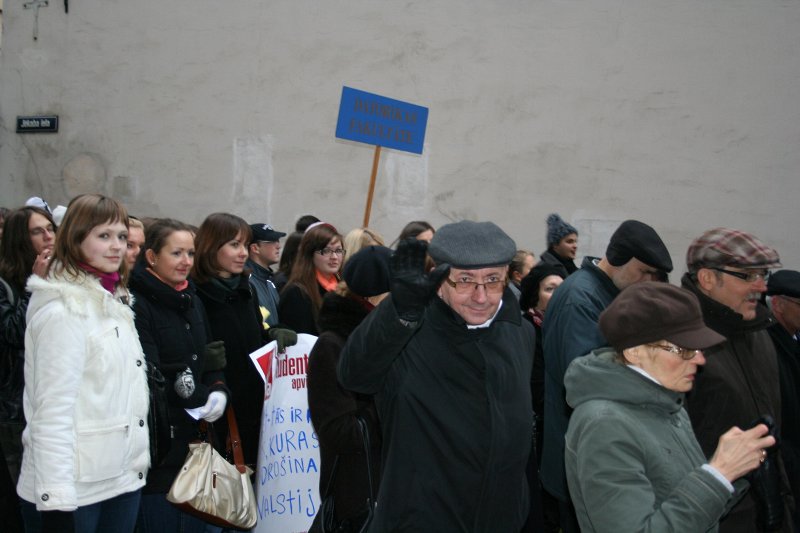 Latvijas Studentu apvienības (LSA) rīkotais studentu gājiens, protestējot pret plānotajiem finansējuma samazinājumiem augstākajai izglītībai un zinātnei. null