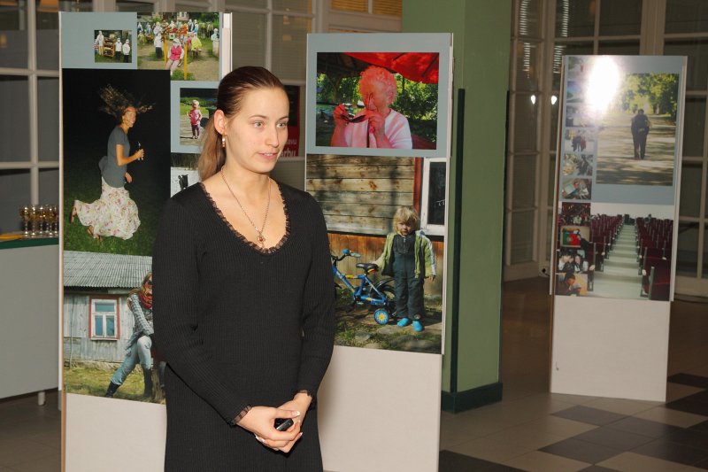 Ceļojošās fotoizstādes 'Latvija ārzemju studenta acīm' atklāšana. LU Ārlietu departamenta ārējo sakaru koordinētāja Agnese Rusakova.
