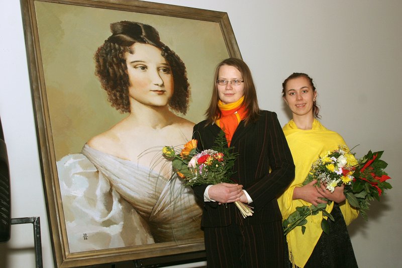 Programmētāju diena. Adas Lavleisas un Čarlza Bebidža prēmiju pasniegšana. Adas Lavleisas prēmijas laureātes Lauma Pretkalniņa (no kreisās) un Laila Zinberga pie Adas Lavleisas portreta.