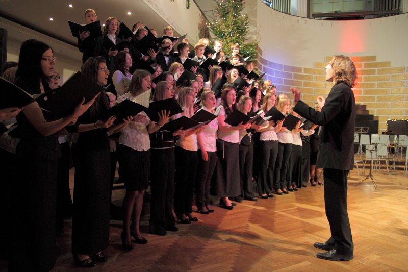 Ziemassvētku koncerts 'Kur laime Ziemassvētkus svin'. LU FMF jauktais koris 'AURA' un diriģents Edgars Vītols.