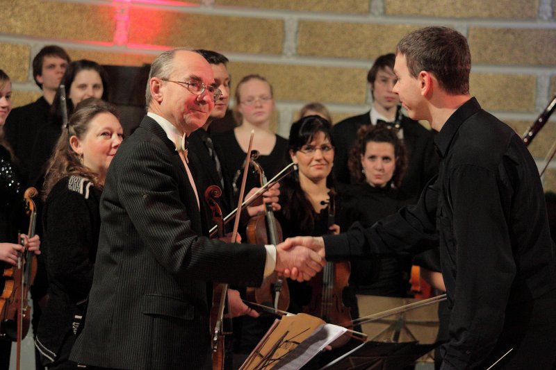 Ziemassvētku koncerts 'Kur laime Ziemassvētkus svin'. LU Kamerorķestris un diriģents Valdis Butāns (pa labi).