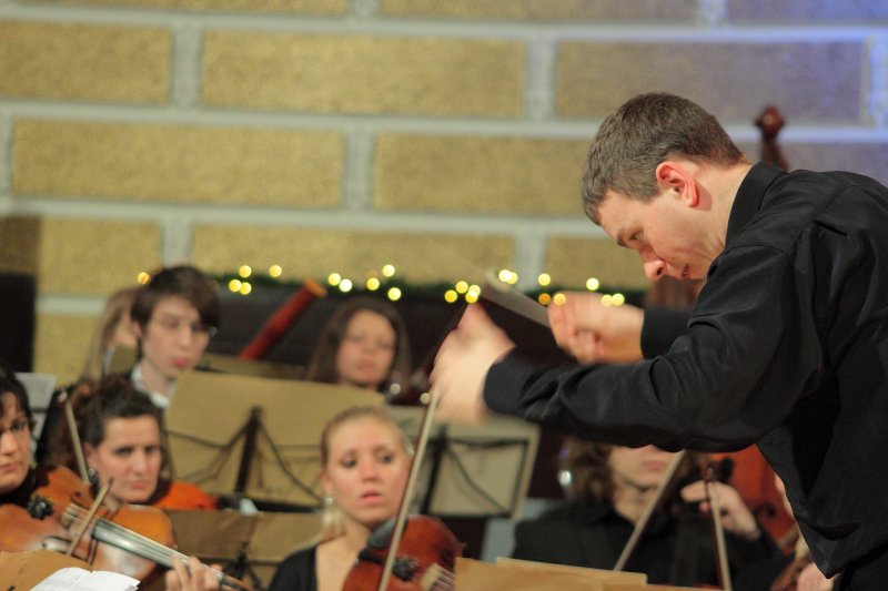 Ziemassvētku koncerts 'Kur laime Ziemassvētkus svin'. LU Kamerorķestris un diriģents Valdis Butāns.
