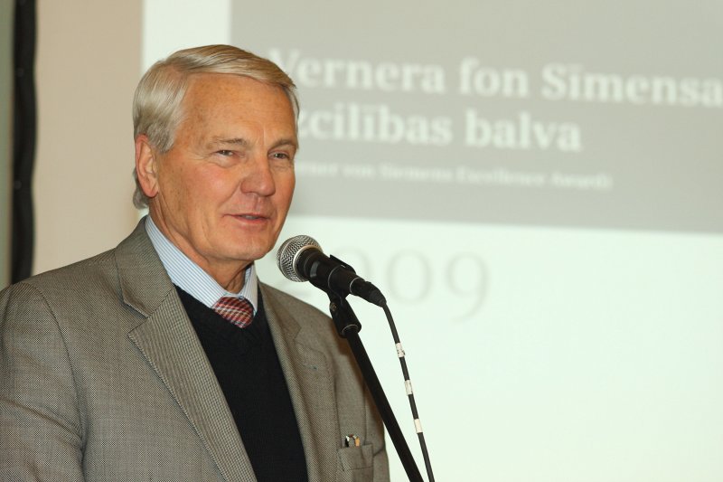 Vernera fon Sīmensa Izcilības balvu (Werner von Siemens Excellence Award) pasniegšanas ceremonija. Rīgas Tehniskās universitātes rektors prof. Ivars Knēts.