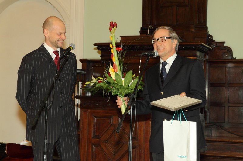 Vernera fon Sīmensa Izcilības balvu (Werner von Siemens Excellence Award) pasniegšanas ceremonija. Pasākuma vadītājs Valdis Melderis un Vernera fon Sīmensa Izcilības balvas laureāta, LU doktora Maksima Kirpo darba vadītājs asoc. prof. Andris Jakovičs.