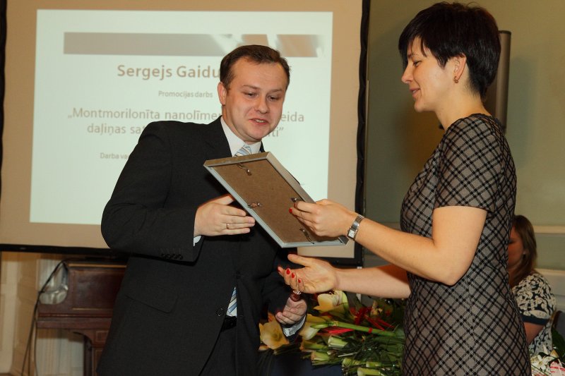 Vernera fon Sīmensa Izcilības balvu (Werner von Siemens Excellence Award) pasniegšanas ceremonija. Siemens Latvijas filiāles vadītāja Maija Baumane sveic balvas saņēmēju RTU doktoru Sergeju Gaidukovu.