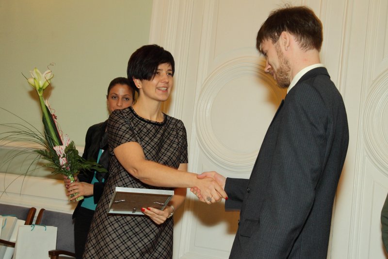 Vernera fon Sīmensa Izcilības balvu (Werner von Siemens Excellence Award) pasniegšanas ceremonija. Siemens Latvijas filiāles vadītāja Maija Baumane sveic balvas saņēmēju RTU maģistru Māri Tēraudu.