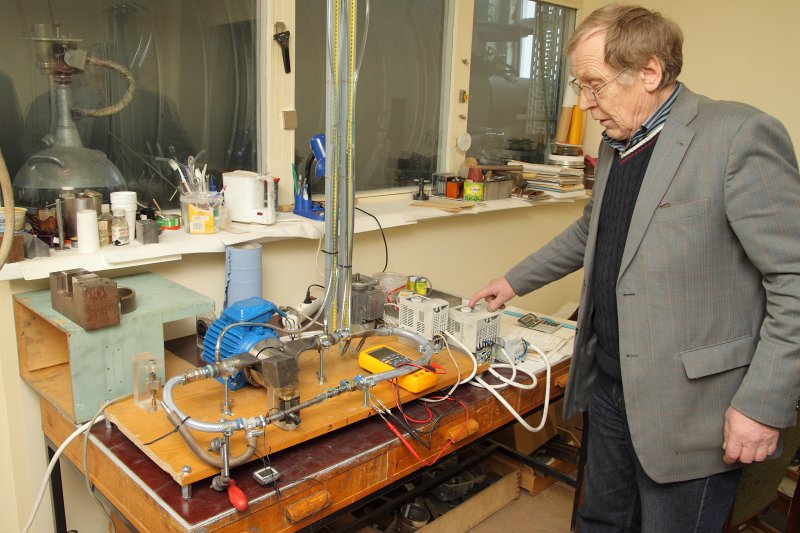 Gatavošanās eksperimentam, kurā tiks izmēģināta svina-zelta eitektikas (maisījuma) PbAu piemērotība izmantošanai šķidro metālu kontūrā. Eksperimenta sekmīga rezultāta gadījumā maisījums tiks izmantots European Spallation Source projektā. Latvijas Universitātes Fizikas institūta vadošais pētnieks Imants Bucenieks demonstrē elektromagnētisko indukcijas sūkni un kontūru, kurā kā šķidrais metāls izmantots indija-gallija-alvas sakausējums.