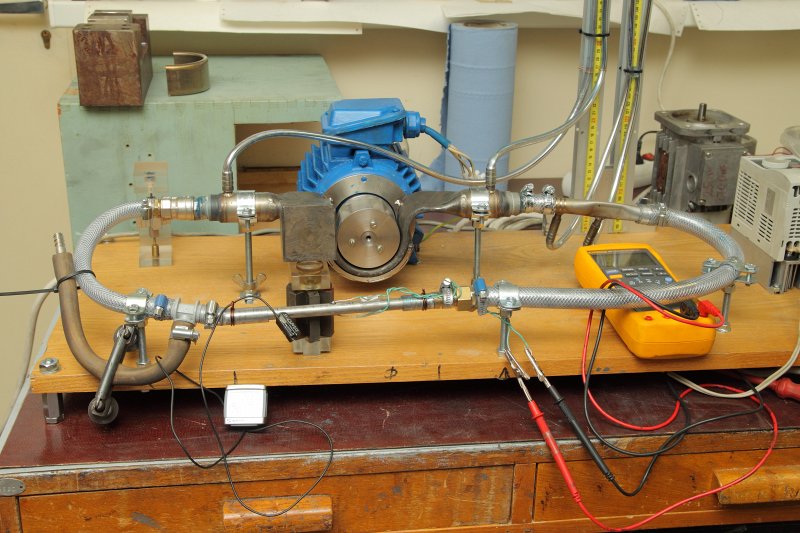 Gatavošanās eksperimentam, kurā tiks izmēģināta svina-zelta eitektikas (maisījuma) PbAu piemērotība izmantošanai šķidro metālu kontūrā. Eksperimenta sekmīga rezultāta gadījumā maisījums tiks izmantots European Spallation Source projektā. Elektromagnētiskais indukcijas sūkns un kontūrs, kurā kā šķidrais metāls izmantots indija-gallija-alvas sakausējums.
