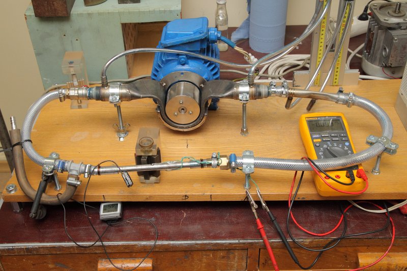 Gatavošanās eksperimentam, kurā tiks izmēģināta svina-zelta eitektikas (maisījuma) PbAu piemērotība izmantošanai šķidro metālu kontūrā. Eksperimenta sekmīga rezultāta gadījumā maisījums tiks izmantots European Spallation Source projektā. Elektromagnētiskais indukcijas sūkns un kontūrs, kurā kā šķidrais metāls izmantots indija-gallija-alvas sakausējums.