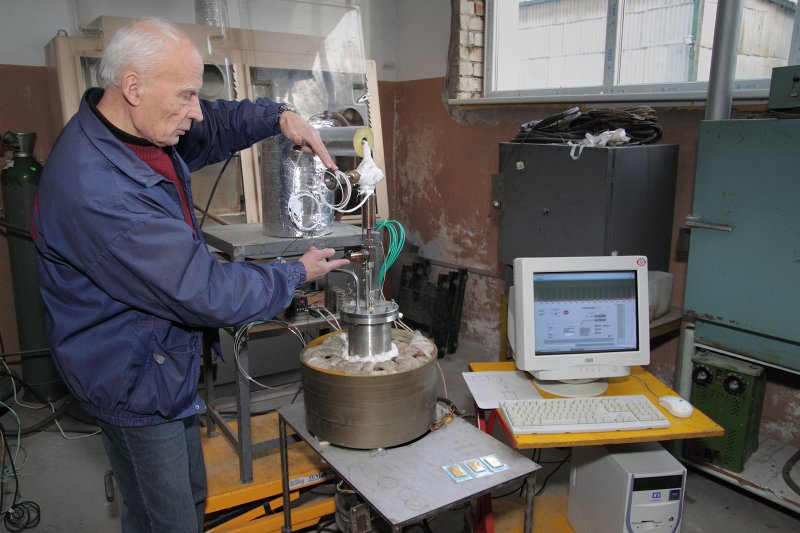 Gatavošanās eksperimentam, kurā tiks izmēģināta svina-zelta eitektikas (maisījuma) PbAu piemērotība izmantošanai šķidro metālu kontūrā. Eksperimenta sekmīga rezultāta gadījumā maisījums tiks izmantots European Spallation Source projektā. Latvijas Universitātes Fizikas institūta pētnieks Ernests Platacis demonstrē ierīci, ar kuru tiks iegūta svina-zelta eitektika.